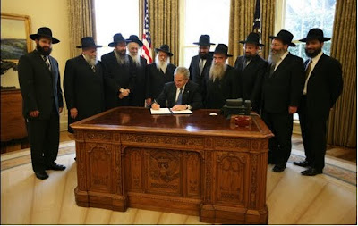 Haine incroyable contre les Juifs Chabad-lubavitcher-jews-with-bush-in-the-white-house.jpeg voilà les vrais antichrists ..
